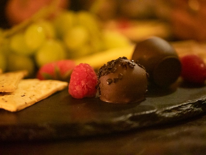 2-Hour Deluxe Whiskey & Food Tasting - Walking between two Dublin whiskey bars