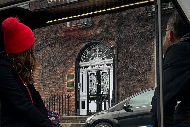 A Unique and Fun 1 Hour city tour of Dublin - Oscar Wilde and the elegant Merrion Square area