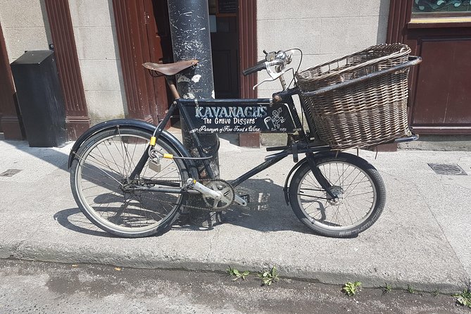 Bike Tour Along The Historic Waterways Of Dublin - Lunch at John Kavanagh, the Gravediggers
