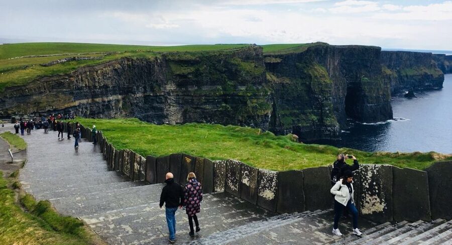 Cliffs of Moher and Galway Tour in Italian or Spanish - Galway Bay, villages, and castles