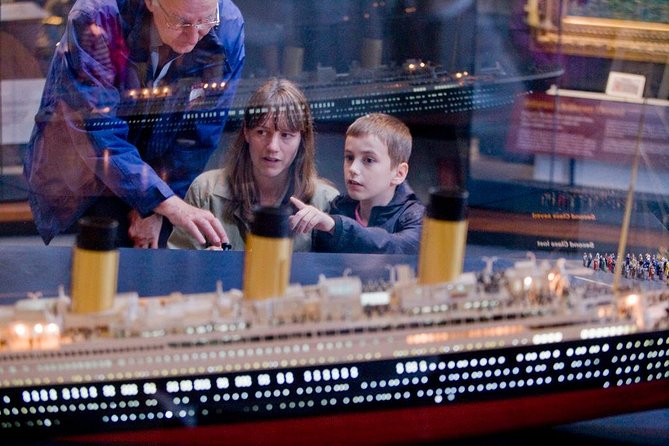 Dublin: Giant's Causeway, Dark Hedges, Dunluce and Belfast Titanic entrance fee - A brief look at Belfast City Hall
