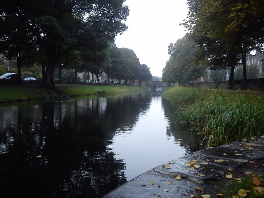Dublin: Grand Canal Cruise with Dinner - Watching the wooden lock gates at work
