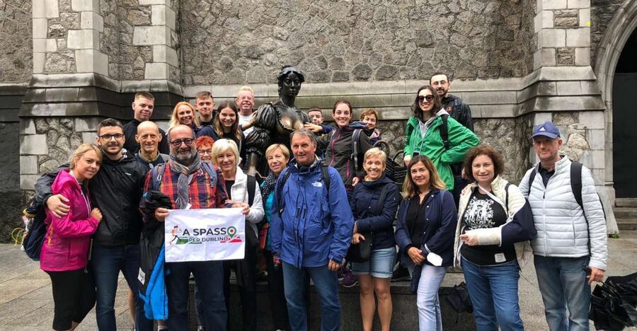 Dublin Highlights: 2.45-Hour Walking Tour in Italian - Starting at Trinity College and meeting Molly Malone