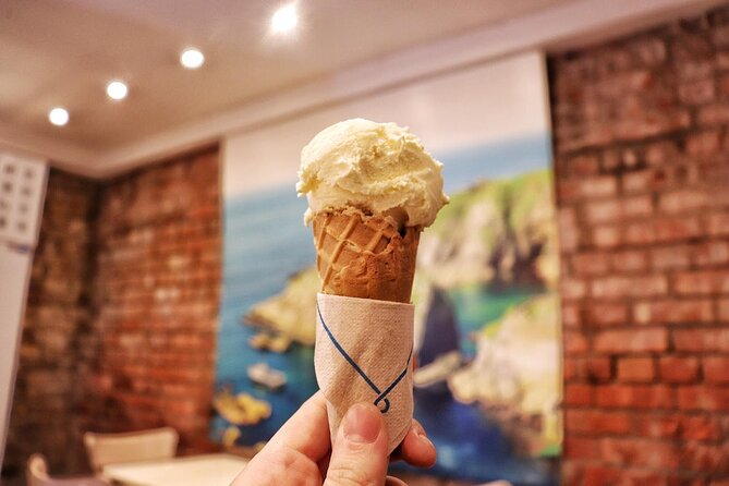 Dublin Historical Centre Food Tour with 8 Food Tastings & Drinks - A Flaggy Shore oyster in Dublin city