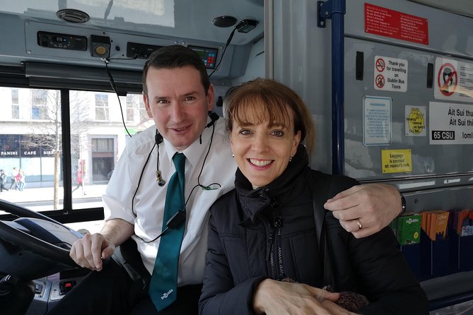 Dublin Hop-on Hop-off Bus Tour - Live Tour auf Deutsch - Dublin Castle and the two cathedrals