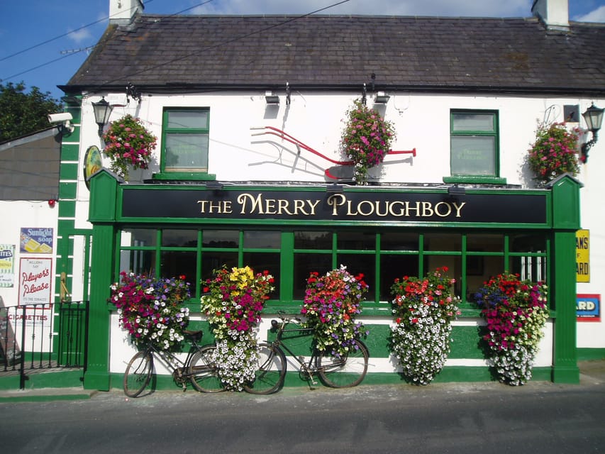 Dublin: Irish Night Show at the Merry Ploughboy Pub - The music begins with songs and ballads