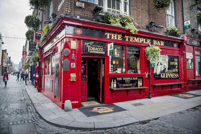 Dublin Old Town: Famous Pubs Exploration Game and Tour - A pub crawl with a family mystery attached