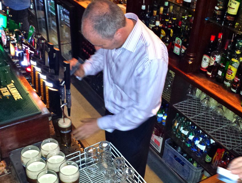 Dublin: Private Pub Tour - Second local pub: Dublin’s literary drinking culture