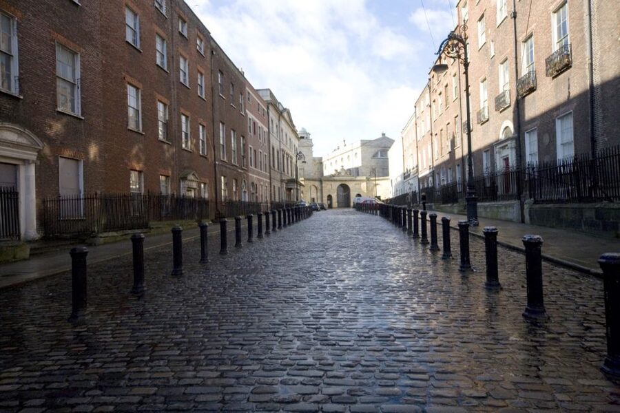 Dublin: Private Tour of City Monuments in Spanish - Dublin’s pubs: Darkey Kelly’s and the Brazen Head