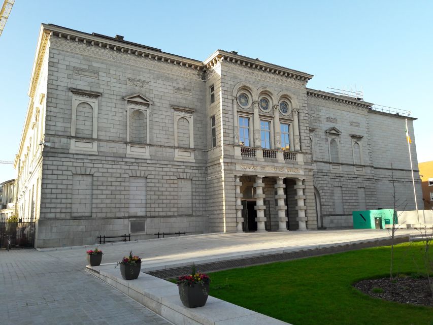 Dublin: Private Tour of City Monuments in Spanish - City Hall, Molly Malone, and Trinity College