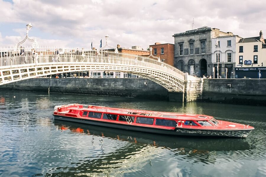 Dublin: River Liffey Sightseeing Cruise - Why the guide matters more than the boat