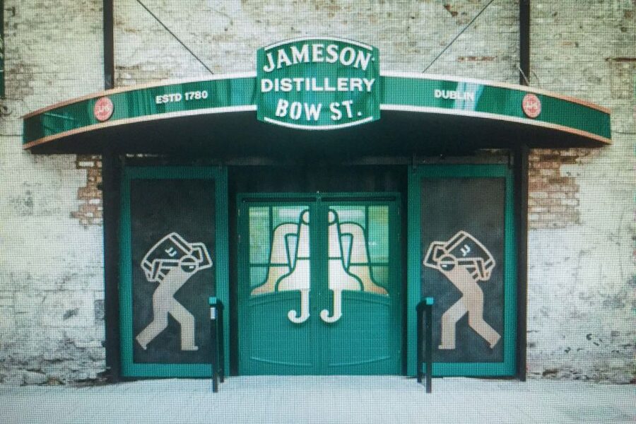 Dublin: Skip-the-Line Guinness and Jameson Whiskey Tour - Walking through central Dublin to the Brazen Head