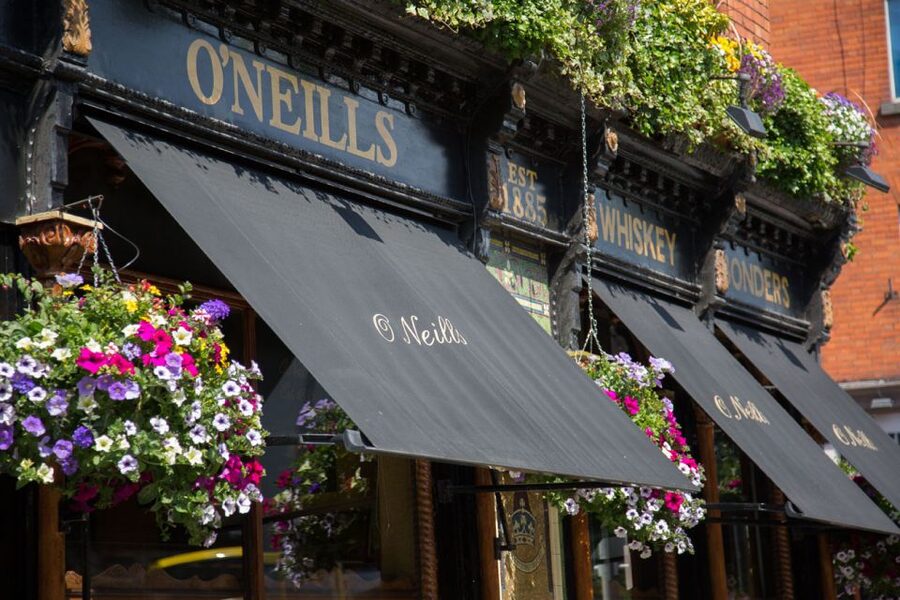 Dublin Temple Bar Night Tour - From famous pubs to unusual rooms