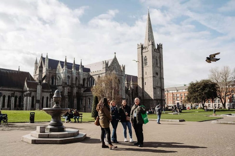 Dublin: Trinity College, Castle, Guinness and Whiskey Tour - Trinity College before the crowds