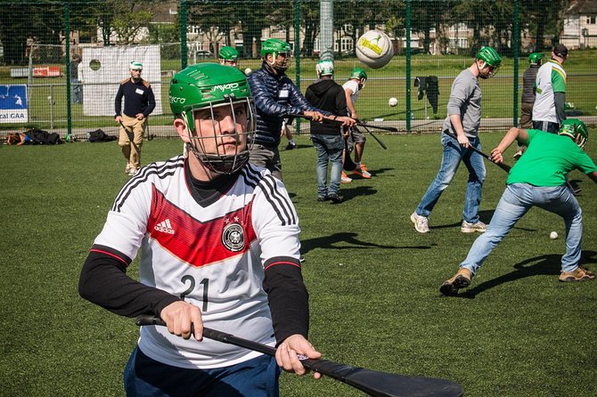 Experience Gaelic Games in Dublin - Gaelic football starts with teamwork