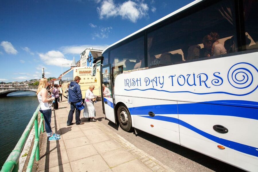 From Dublin: Blarney, Rock of Cashel and Cahir Castles Tour - Three Irish landmarks from one Dublin departure