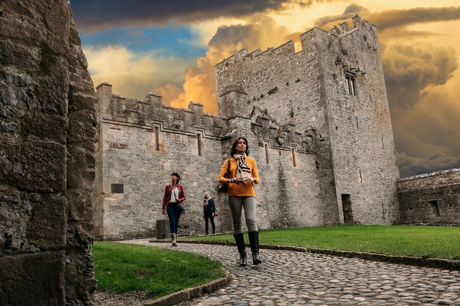 From Dublin:Cork,Cahir Castle,Rock of Cashel Tour in Spanish - Key points to know before booking