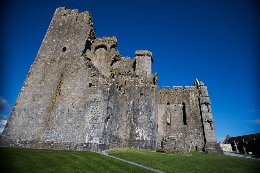 From Dublin:Cork,Cahir Castle,Rock of Cashel Tour in Spanish - FAQ