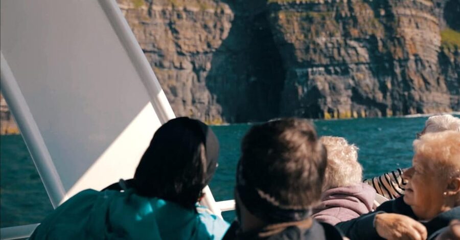 From Dublin: Galway + Cliffs of Moher Boat Cruise in Spanish - Galway: 2.5 hours for a first taste of the city