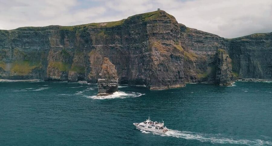 From Dublin: Galway + Cliffs of Moher Boat Cruise in Spanish - Leaving Dublin early on Burgh Quay