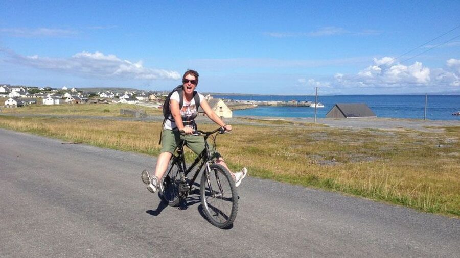 From Galway: Day Trip to Inisheer with Bike or Bus Tour - Exploring Inisheer by bike or minibus
