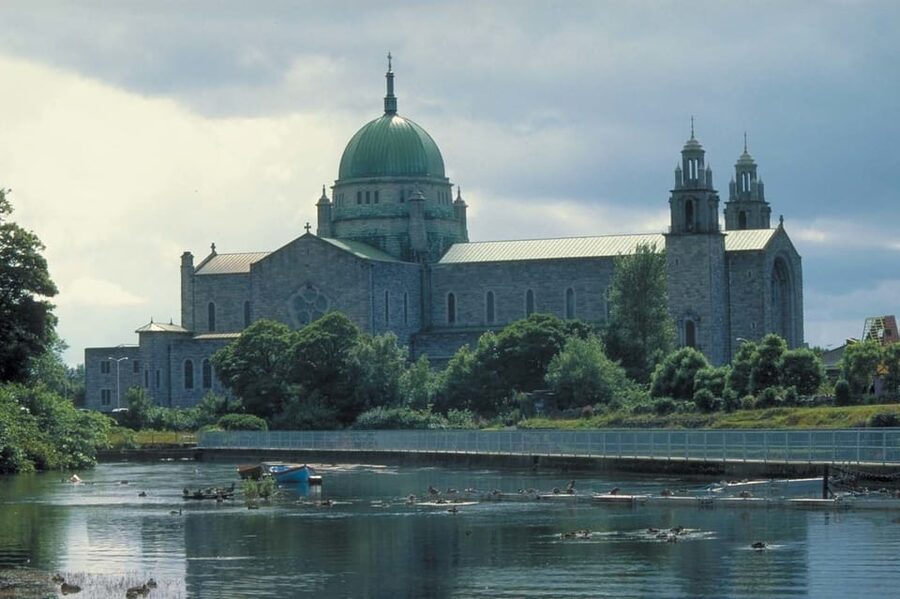 Galway: Best of Galway City & Claddagh Walking Tour - Walking from Eyre Square into old Galway