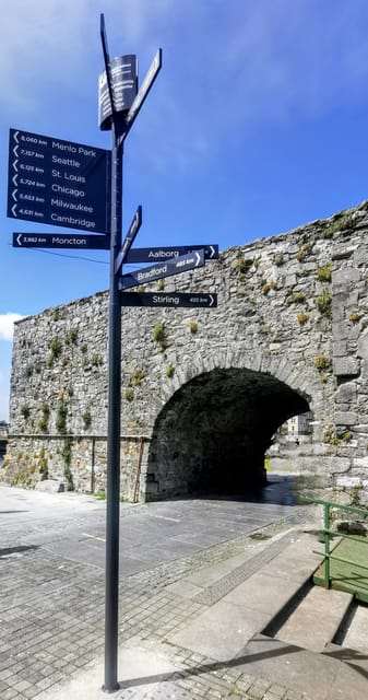 Galway City: Evening Guided Walking Tour of Galway City - Kirwan’s Lane and a 700-year-old building