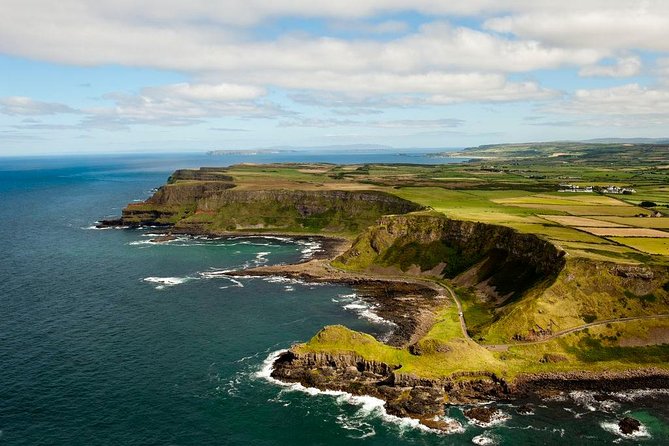 Giant's Causeway with the Titanic Exhibition and the best of Northern Ireland - A short look at Belfast City Hall