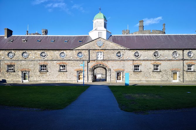 Guided tour of Kilkenny in French with an Irish guide - Starting at St. Canice’s Cathedral and Round Tower