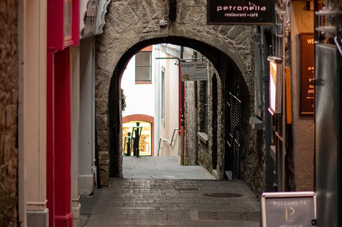 Guided tour of Kilkenny in French with an Irish guide - The Old Jail, Butter Slip, and The Tholsel