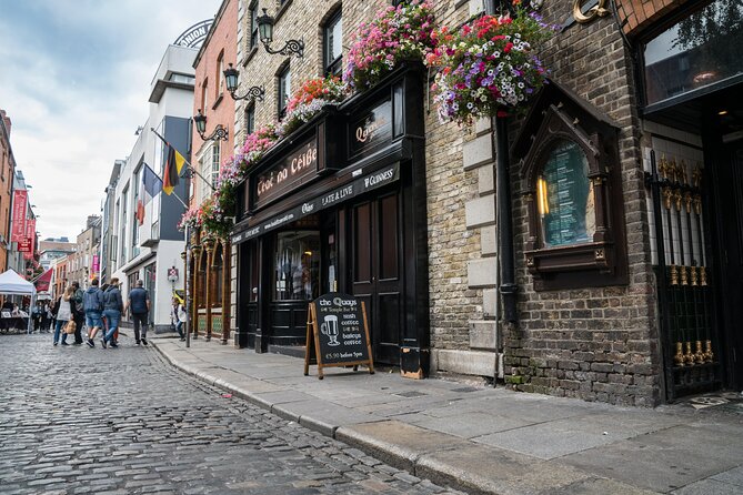 The Dublin Incident: Alien, Whiskey & Clues Exploration Game - Whiskey connections at Teeling Distillery