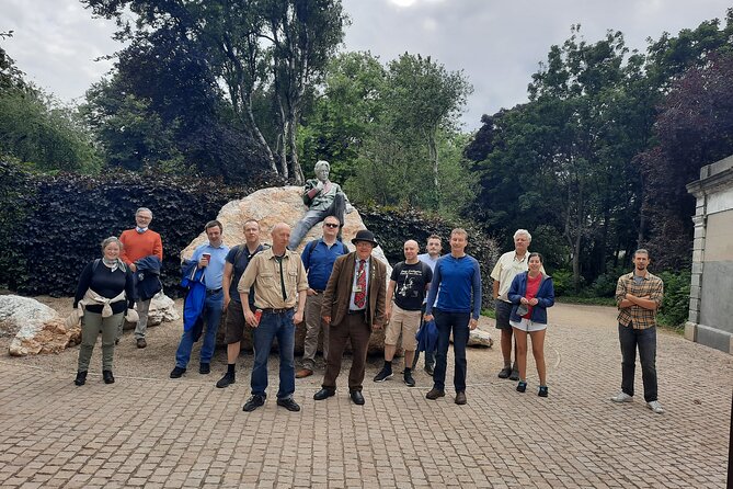 Walking tour in Merrion Square Park with a pint of Guinness Dublin Rogues Tour - Why Merrion Square makes such a good story setting