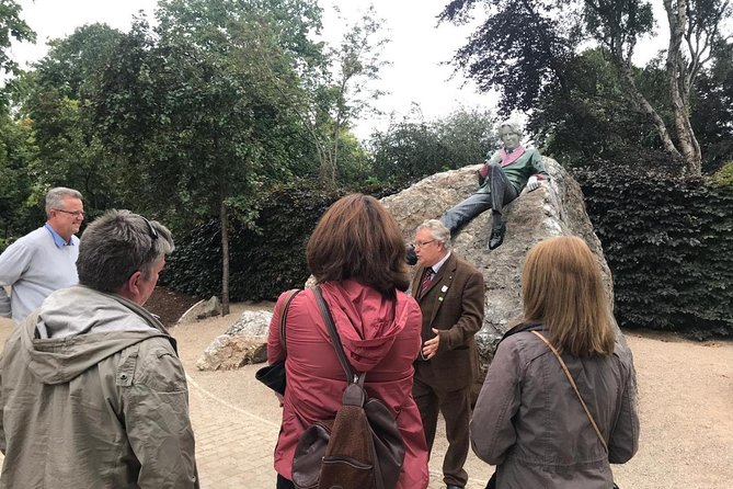 Walking tour in Merrion Square Park with a pint of Guinness Dublin Rogues Tour - The optional museum glimpse